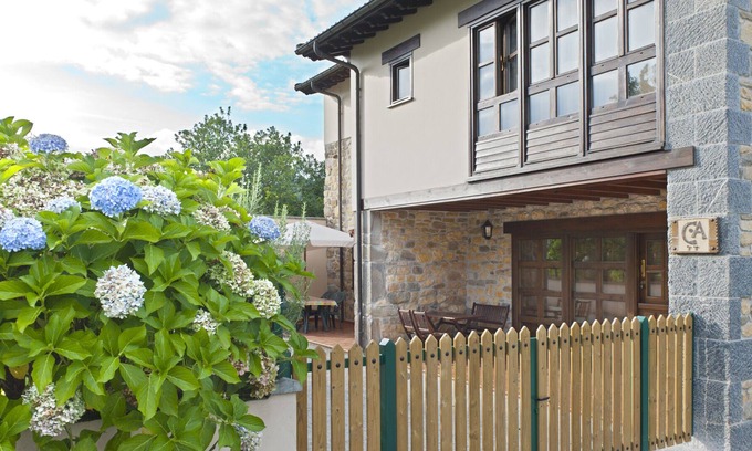 Villar de Huergo Cottage | Larrionda 1. Spacious and bright.