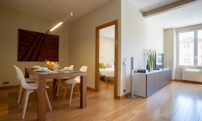 Logrono City Centre Apartment | "Las Columnas", modern center apartment 4 pax, parking.