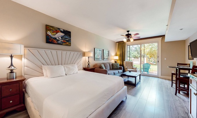 Baytowne Wharf Apartment | LaSata beauty with patio, pools, hot tubs, fitness center, AC & beach access