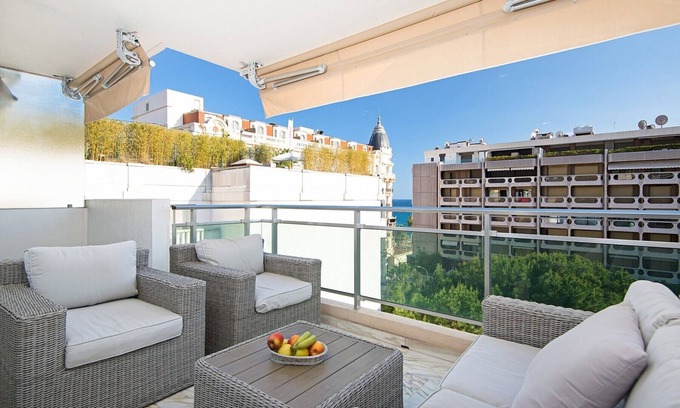 Cannes City Centre Apartment | Last floor sea view - 100m Croisette and beaches - 5 min Palais