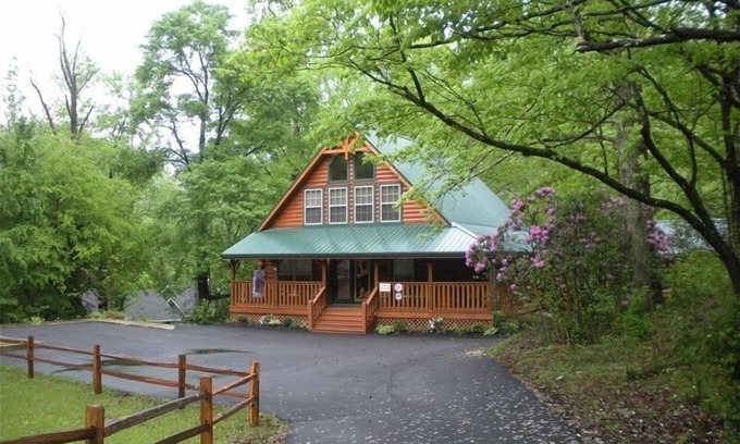 Gatlinburg Cabin | Last Min Special for August, Perfect Location, light #2 on parkway, Flat Parking