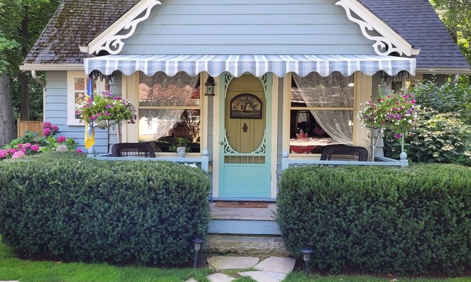 Historic Old Town Cottage | LAST MINUTE SPECIAL~ Romantic Cottage on the Woods near Lake Ontario!