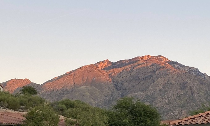 Tucson Condo | Last minute trip get 20% off !, two pools, gym & near hiking! Mountain View’s!