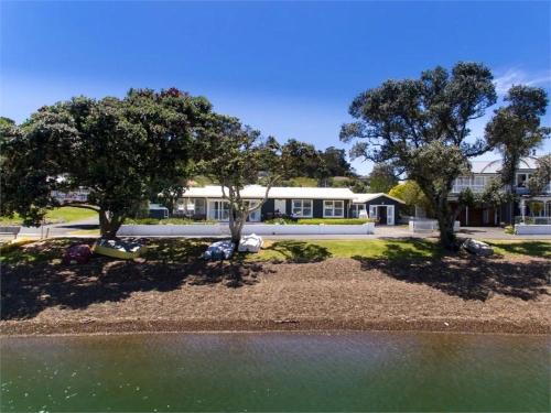 Russell House | LAST ON THE STRAND, RUSSELL - The BOATHOUSE