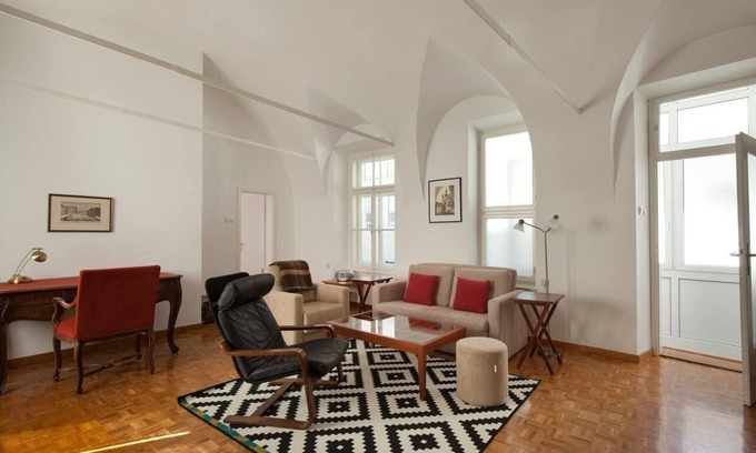 Ljubljana Old Town Apartment | Laura Tour As/Charming 1BR, AC, quiet apartment by Town Hall