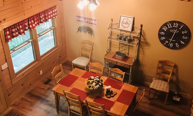 Gatlinburg - Pigeon Forge Cabin | Laura’s Hideaway is a Smoky Mt Gem - secluded yet close to all the action!