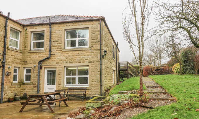 Embsay Cottage | LAUREL BANK COTTAGE, pet friendly, with a garden in Embsay