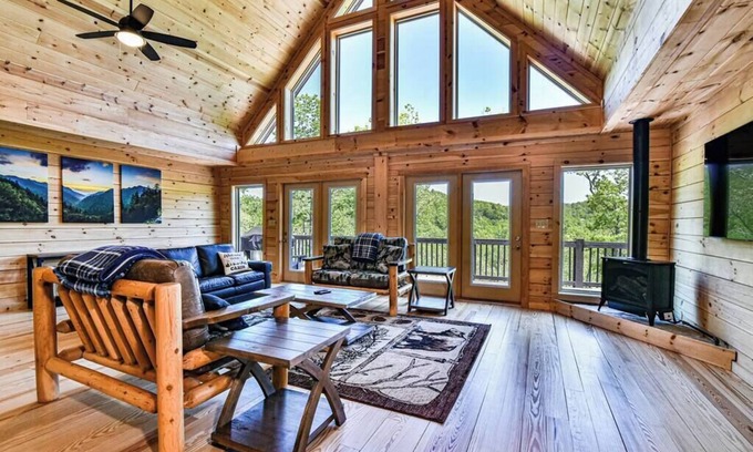 Black Mountain House | Laurel Creek Falls: Brand New Large Log Home! 7