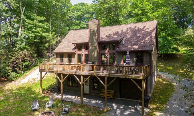 Banner Elk House | Laurel Creek Lodge - Pet Friendly! Pool table, hot tub, 2 acres, hiking trail with creek!