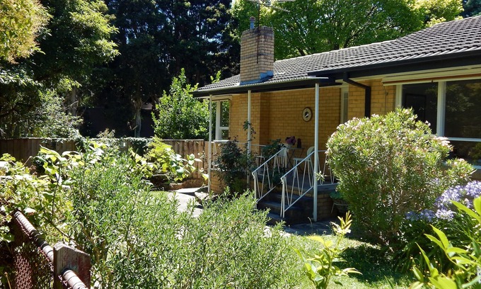 Blackburn House | Laurel House, peaceful suburban retreat in the heart of leafy Blackburn.