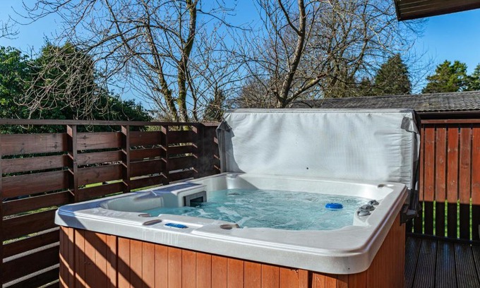 Newton Stewart Ski Chalet | Laurel Lodge 6 with Hot Tub
