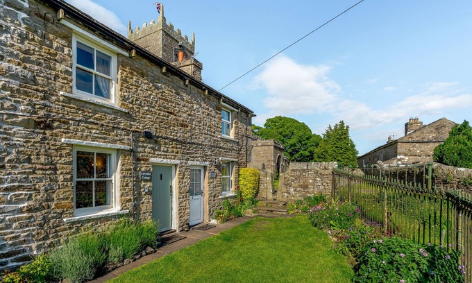 Askrigg Cottage | LAVENDER COTTAGE, pet friendly, character holiday cottage in Askrigg