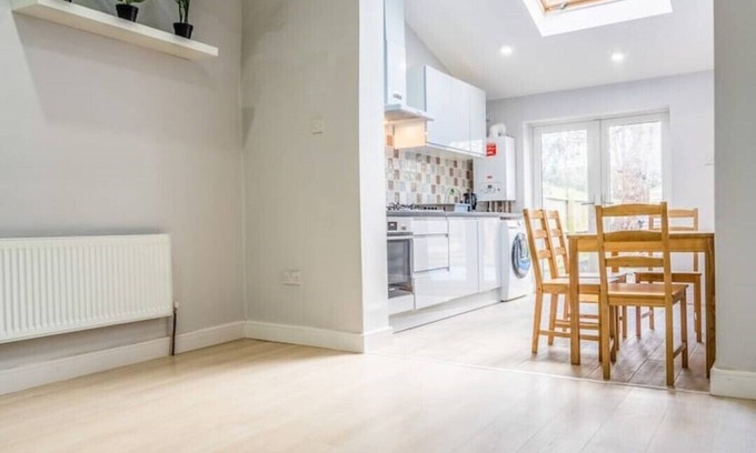 Moseley Apartment | Lavish 2- bedroom Flat with Free Parking