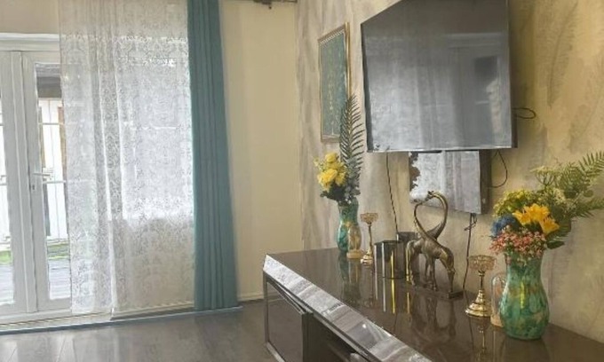 Heath House | Lavish 3 story house : Double Room with Shared Bathroom