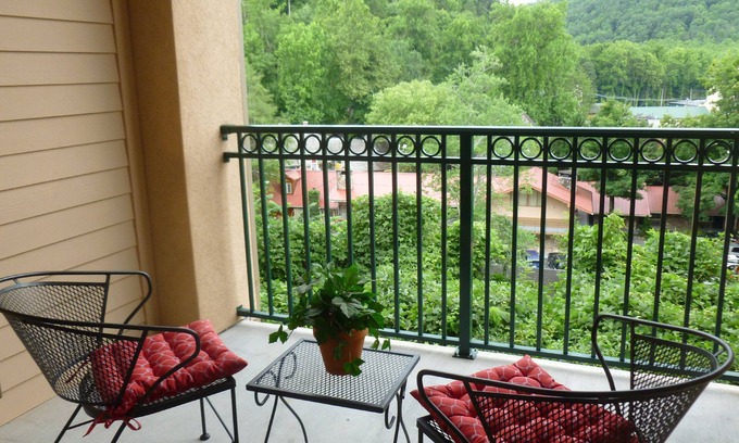 Gatlinburg Condo | Lavish Condo on the Parkway!