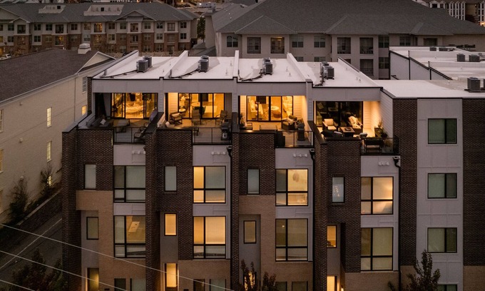 West End House | LAVISH COWBOY - ROOFTOP HOT TUB - MINS TO BROADWAY