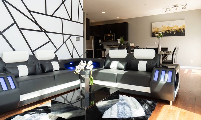 Downtown Indianapolis Apartment | Lavish Downtown Penthouse with Free Parking and Huge Balcony