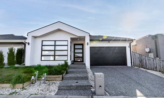 Mickleham House | lavish home while away, enjoy new home, airport/city hide out. Not to miss