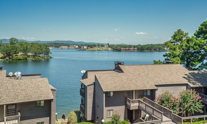 Lake Hamilton Condo | Lavish LAKE Condo @ Southshore | EASY Pool and Lake Use | Safe and GATED!