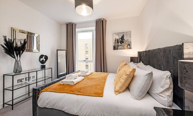 Northcote Apartment | Lavish on Sphinx - Pet friendly apartment; only a 5 mins walk from the station!