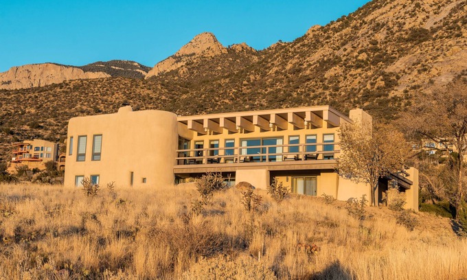 Tierra Monte House | Lavishly Remodeled House With Spectacular Views