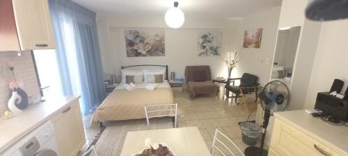 Lavreotiki Apartment | Lavrio center - Thanasis' Studio