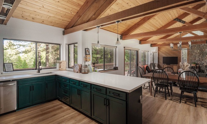 Arnold Cabin | Lay-Z-Bone Lodge~A/C & Summer Pool Access!