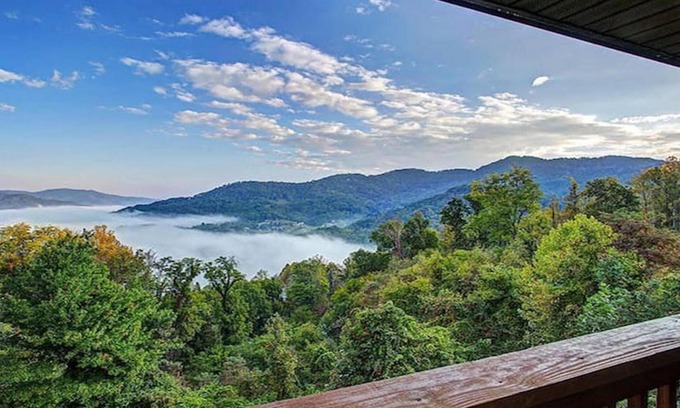 Waynesville House | Layered Mtn Views, Privacy, Firepit, HOT TUB, High Speed Wifi, Game Room.