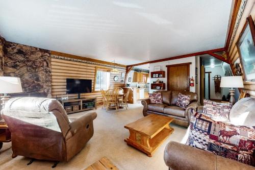 Big Bear Lake House | Lazy Bear Barn - Family-Friendly Mountain View Cabin with Wi-Fi, Fireplace, & Deck