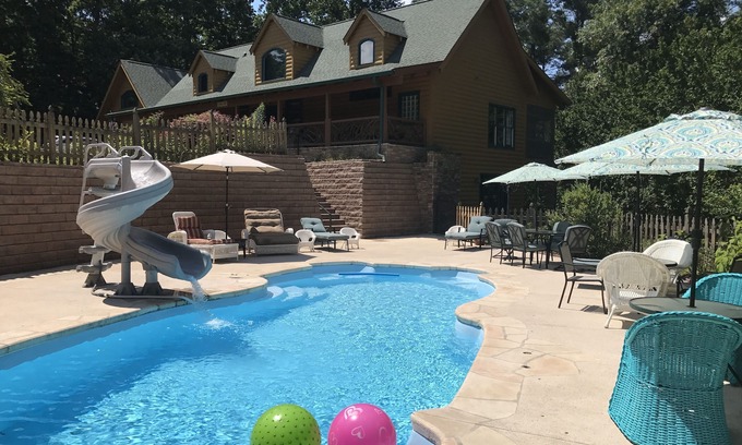 Helen Cabin | Lazy Bear Lodge: Getaways, WineTours, Bridal Parties,Reunions, Corporate Retreat