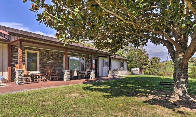 Sevierville House | 'Lazy Bear Ranch PFTN' w/ Mtn Views, Hot Tub, WiFi