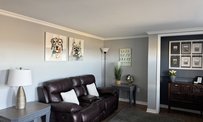 Prince Edward Apartment | LAZY DAYZ Sunset Views and 2 minutes drive to Picton Main Street