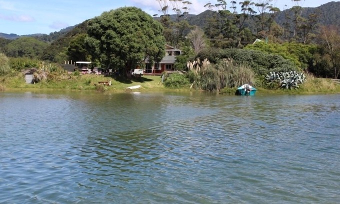 Kennedy Bay House | Lazy Daze ~ Stunning Estuary Location, family friendly, pet friendly, private
