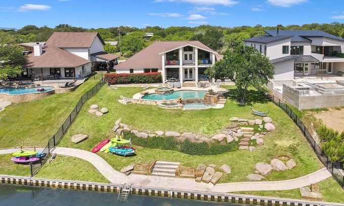 Kingsland House | Lazy Getaway on The Cove | Concierge Services