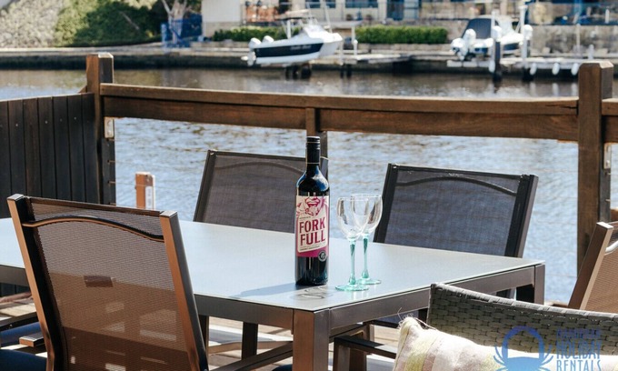 Halls Head Apartment | Lazy Jetty Days in Halls Head