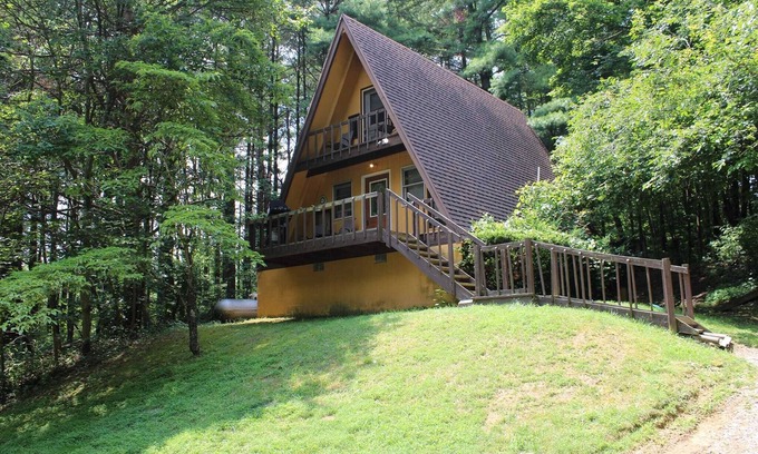Logan Cabin | Lazy Lane Cabins - Pleasant View