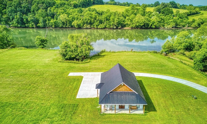 Kodak Cabin | Lazy River Cabin, Hot Tub, $1089 FREE tickets each paid day, Dollywood and More!