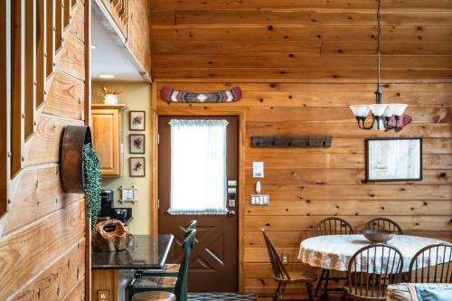 Greentown House | Lazy River Cabin: Lakefront Stay