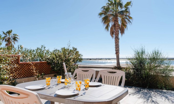 Gruissan House | LB39 Air-conditioned bungalow facing the Grazel Beach in a residence with swimming pool