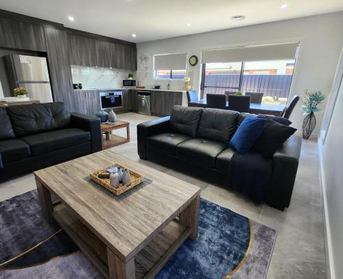 Shepparton South Apartment | Lbarza Elegant Family 3BR Townhouse close to shopping centre Kialla
