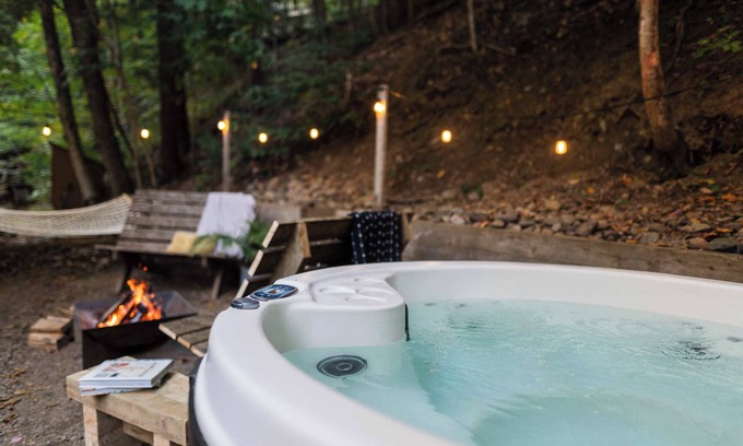 Potton Ski Chalet | Le 55 Howard - Spa, Shower, Memphre Lake, OwlsHead