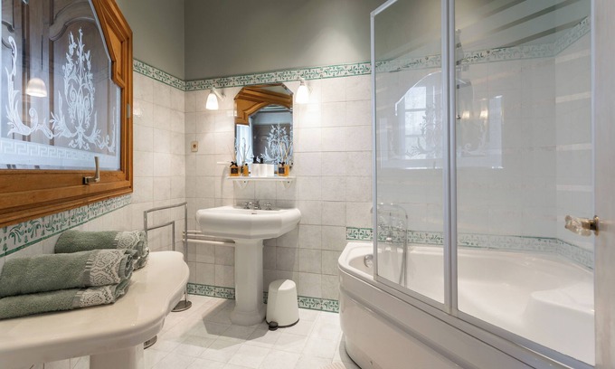 Paris City Center Apartment | Le Bijou des Orfèvres: Louvre, Notre Dame