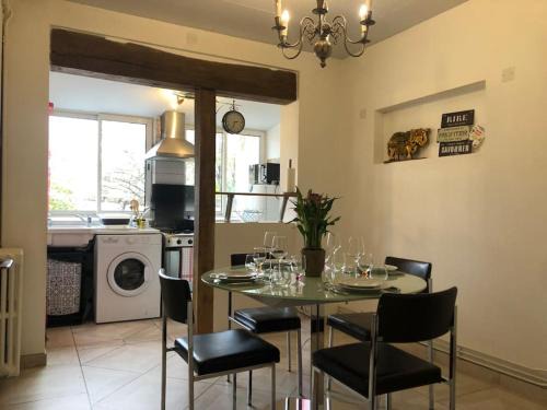 Moulins Apartment | Le Black & White F 2 de 55 m 2 (4 pers).