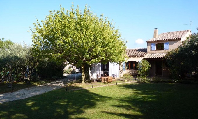 Bagnols-sur-Ceze Apartment | " le bosquet fruité en Provence Occitane