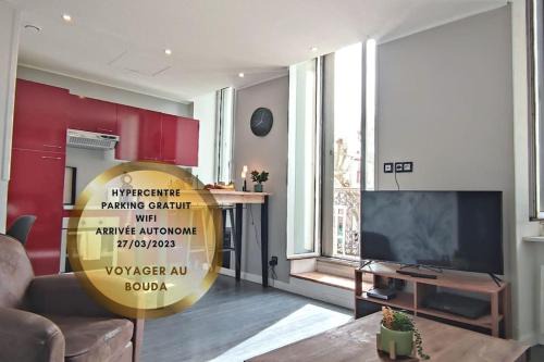 Castelnaudary Apartment | Le Bouda avec un balcon vue sur la République