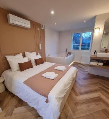 Meyssac Apartment | Le Boudoir d'Elba - Balneotherapie & terrasse