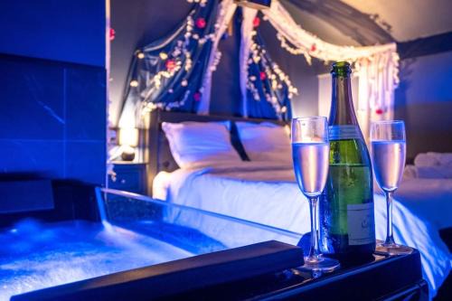 Le Luc Apartment | Le Boudoir Secret - Love Room avec Chambre Secrète