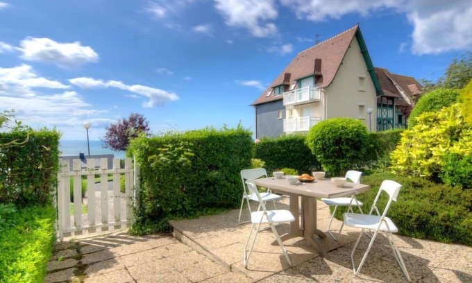 Blonville-sur-Mer Apartment | Le Cap Bleu by Interhome