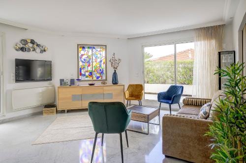 Juan-les-Pins Apartment | Le Cap St-Charles - Spacieux dernier étage - terrasses - climatisation - parking