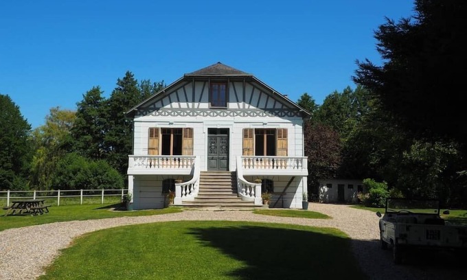 Incheville House | Le Chalet du Pêcheur, a large cottage between sea and water